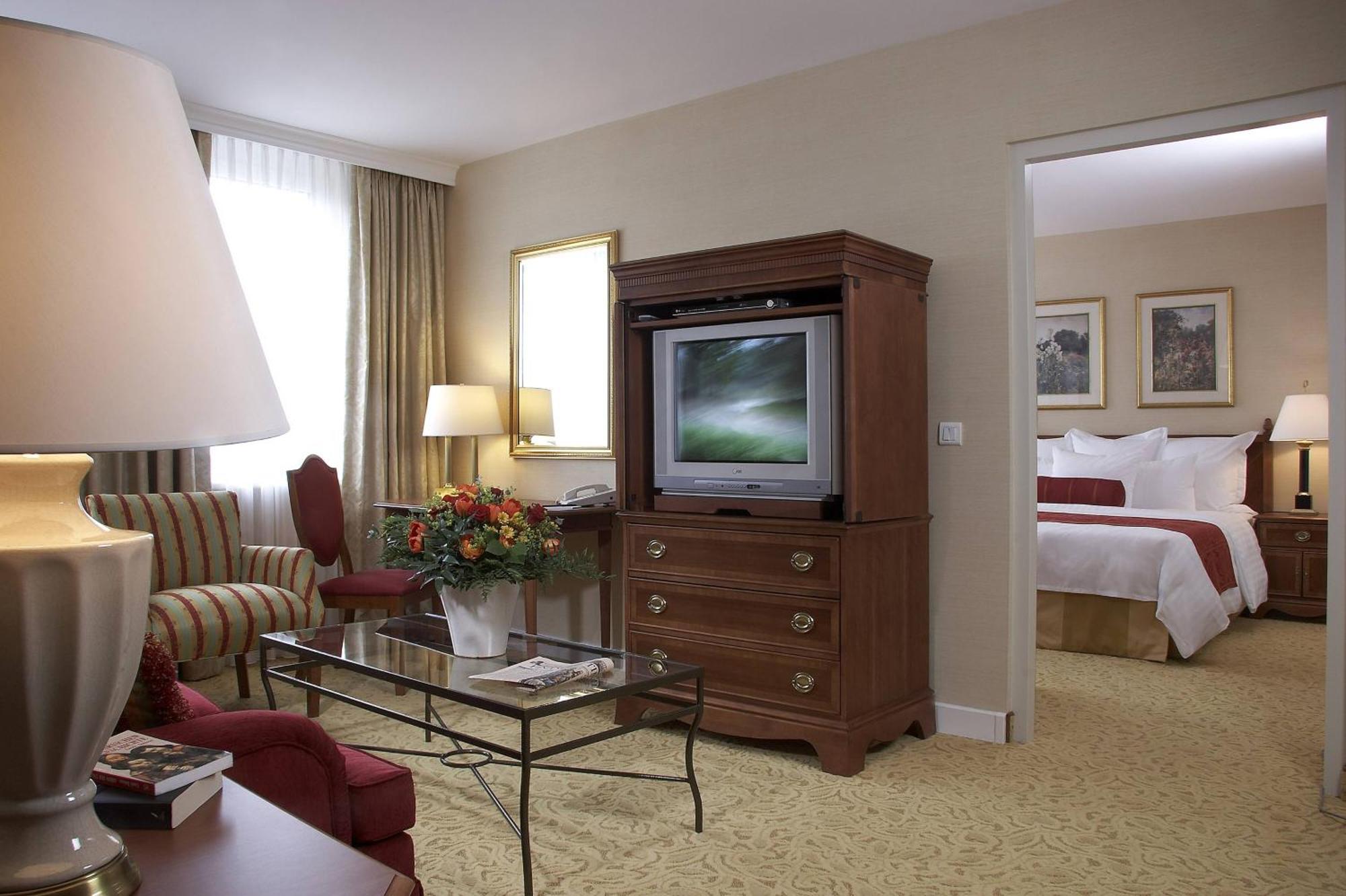 Готель Millennium Court, - Marriott Executive 4*